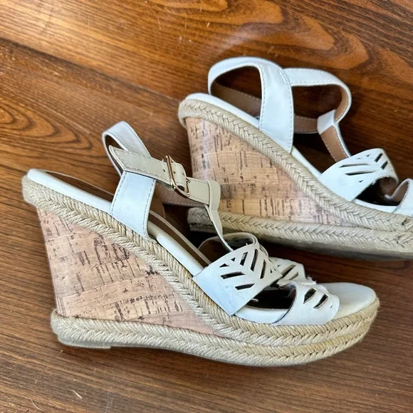 Jaclyn Smith Wedge Heels - Picture 4 of 5